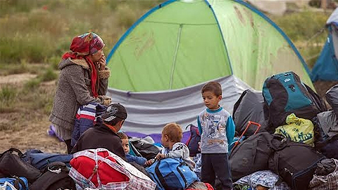 Người tị nạn tại làng Idomeni (Hy Lạp) chờ xe buýt chở tới nơi ở mới. (Ảnh: Tân Hoa xã).