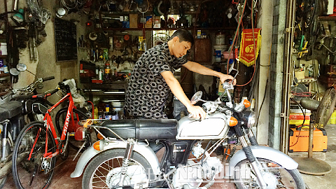 Anh Ngô Quyết Thắng nghiên cứu phục chế chiếc xe máy Honda 67.