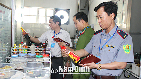 Đoàn thanh tra liên ngành ATVSTP của tỉnh kiểm tra bếp ăn tập thể Cty CP May Sông Hồng, cơ sở huyện Nghĩa Hưng.
