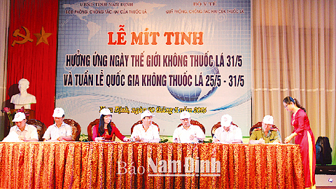 Ký cam kết tại Lễ mít tinh hưởng ứng Ngày Thế giới không thuốc lá và Tuần lễ quốc gia không thuốc lá năm 2015.