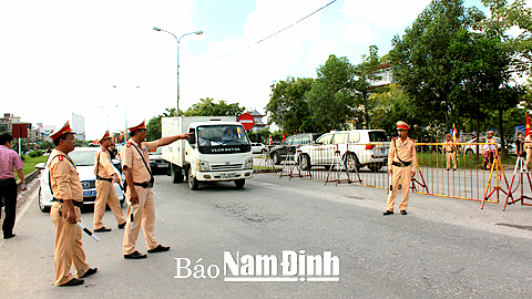Lực lượng Cảnh sát giao thông Thành phố Nam Định bảo đảm an toàn giao thông trên Quốc lộ 10, đoạn qua Đền Trần trong dịp Lễ hội Trần 2016.