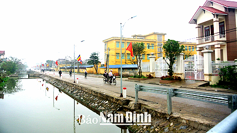 Hệ thống đường giao thông nông thôn xã Giao Tiến không ngừng được nâng cấp, phục vụ việc đi lại của nhân dân.