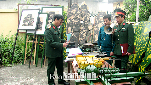 Cán bộ Ban CHQS huyện Vụ Bản kiểm tra công tác chuẩn bị cho mùa huấn luyện lực lượng DQTV năm 2016 của Ban CHQS xã Quang Trung.