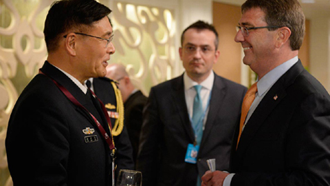 Bộ trưởng Quốc phòng Mỹ Ashton Carter và ông Tôn Kiến Quốc tại Shangri-La 2015.