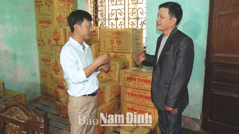 Anh Vũ Trung Kiên (bên trái) trao đổi kinh nghiệm làm kinh tế với cán bộ Hội Người khuyết tật Thành phố Nam Định. Bài và ảnh: Văn Huỳnh