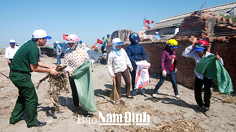 Cán bộ, hội viên nông dân xã Bạch Long (Giao Thủy) ra quân dọn vệ sinh, thu gom rác thải khu vực ven biển.