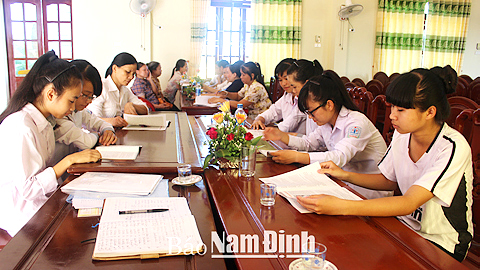 Một buổi tuyên truyền kiến thức về giới cho các em gái tuổi vị thành niên của phụ nữ xã Tân Khánh (Vụ Bản).