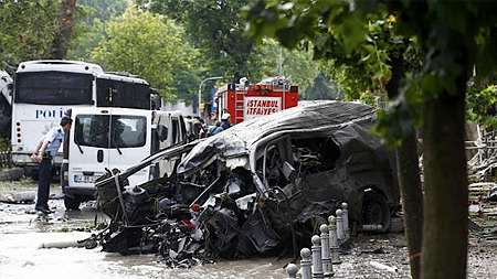 Hiện trường vụ đánh bom xe tại quận Veznecile, TP Istanbul, Thổ Nhĩ Kỳ, ngày 7-6. (Ảnh: Reuters)