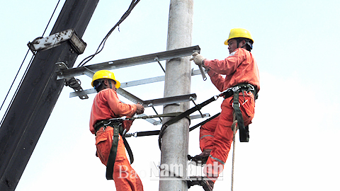 Cty Điện lực Nam Định đầu tư, lắp đặt thêm hệ thống truyền tải cung ứng điện cho sản xuất, sinh hoạt của nhân dân các xã khu vực phía bắc huyện Ý Yên.