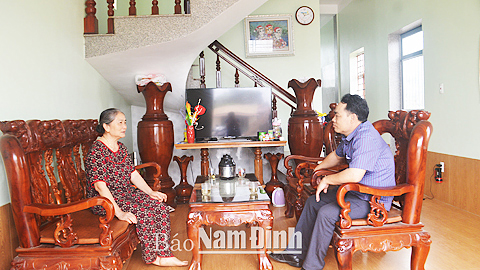 Bà Phạm Thị Đặm, là người hoạt động kháng chiến có bố là liệt sĩ và mẹ là Bà mẹ Việt Nam Anh hùng, ở xóm Lâm Phú, xã Giao Phong được Nhà nước hỗ trợ 40 triệu đồng xây nhà.