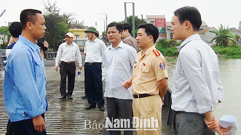 Liên ngành GTVT, Công an kiểm tra công tác bảo đảm ATGT đường thủy tại cầu phao Ninh Cường.