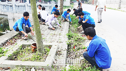 ĐVTN huyện Ý Yên tham gia dọn vệ sinh môi trường tại khu vực trung tâm huyện.