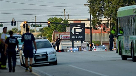 Cảnh sát phong tỏa đại lộ Orange bên ngoài hộp đêm Pulse, TP Orlando, bang Florida, ngày 12-6. (Ảnh: Reuters)