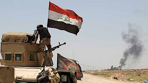 Một chiếc xe quân sự của lực lượng Iraq ở bên ngoài ngoại ô Fallujah. (ảnh: Reuters).