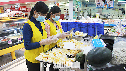 Sơ chế và đóng gói hoa quả tại Siêu thị BigC Nam Định đảm bảo các quy định về ATTP.