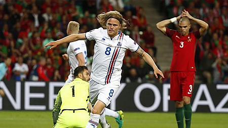 Bjarnason gỡ hòa cho Iceland. ( Ảnh: Reuters)