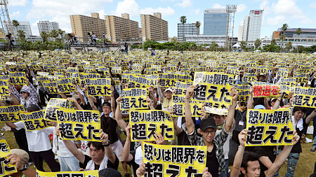 Hàng chục ngàn người tham gia cuộc biểu tình ở Okinawa - Ảnh: Reuters