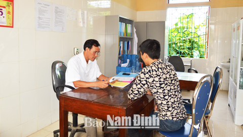 Bác sĩ Trung tâm Phòng chống ma túy Nam Trực tư vấn cho bệnh nhân điều trị nghiện ma túy bằng thuốc Methadone.