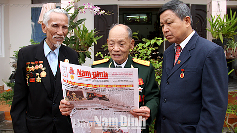 Đảng viên thôn Nhì Giáp, xã Liên Minh đọc Báo Nam Định.