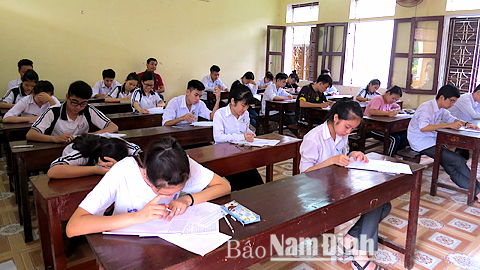 Học sinh lớp 12 Trường THPT Nguyễn Khuyến (TP Nam Định) trong buổi thi thử cuối cùng do nhà trường tổ chức trước khi bước vào kỳ thi THPT quốc gia 2016.