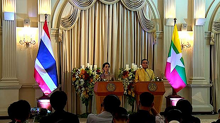 Ông Prayut và bà Suu Kyi phát biểu tại cuộc họp báo.