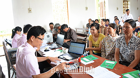 Ngân hàng CSXH huyện Nam Trực thực hiện giao dịch tại xã Nam Thái.