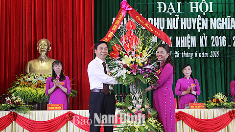 Đồng chí Trần Văn Chung, Phó Bí thư Thường trực Tỉnh ủy, Chủ tịch HĐND tỉnh tặng  Đại hội lẵng hoa tươi thắm.