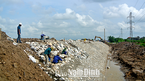 Thi công kè đường nối nút giao QL10, QL21 với cầu Tân Phong (TP Nam Định).