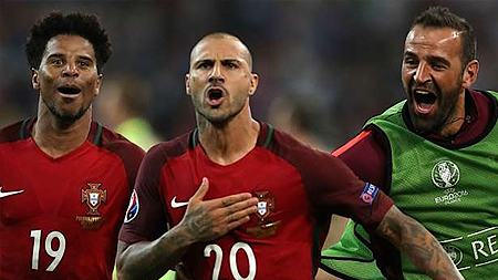 Ricardo Quaresma (số 20) một lần nữa sắm vai người hùng khi anh thực hiện thành công pha đá luân lưu 11m ở loạt đá cuối cùng giúp Bồ Đào Nha giành vé vào bán kết Euro 2016. (Ảnh: Getty)