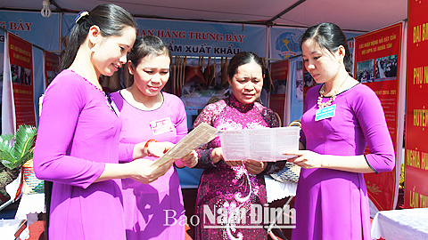 Hội viên Hội Phụ nữ huyện Nghĩa Hưng trao đổi kinh nghiệm vận động phát triển nhóm đối tượng tham gia BHYT hộ gia đình.