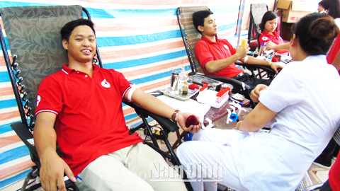Anh Vũ Mạnh Linh, Bí thư Đoàn Thanh niên phường Thống Nhất (TP Nam Định) tham gia hiến máu tình nguyện.  Ảnh: Do cơ sở cung cấp