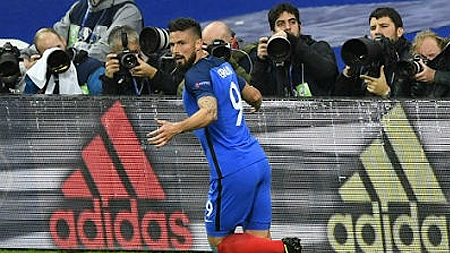 Giroud lập cú đúp trong chiến thắng 5-2 trước Iceland.