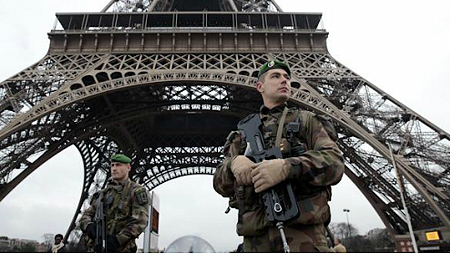  Lính Pháp đứng trước tháp Eiffel. Ảnh: AFP