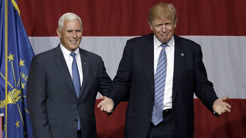 Ông Donald Trump (phải) và “phó tướng” mới chọn Mike Pence.