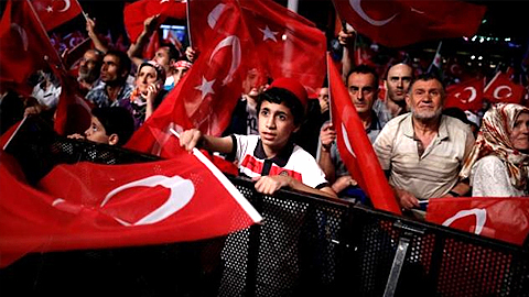 Những người ủng hộ chính phủ của Tổng thống Tayyip Erdogan tập trung tại quảng trường Taksim, thành phố Istanbul, Thổ Nhĩ Kỳ, ngày 20-7-2016. (Ảnh: Reuters)