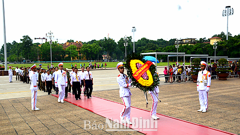 Đoàn đại biểu người có công tiêu biểu của tỉnh vào Lăng viếng Bác, tháng 7-2016.