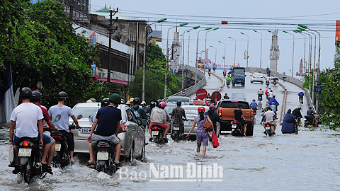 Chân cầu Đò Quan ngập sâu trong nước 