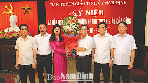 Đồng chí Trần Văn Chung, Phó Bí thư Thường trực Tỉnh ủy, Chủ tịch HĐND tỉnh tặng hoa chúc mừng cán bộ, công chức Ban Tuyên giáo Tỉnh ủy.