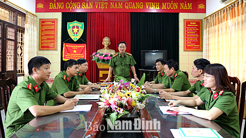 Lãnh đạo Phòng CSKT (Công an tỉnh) triển khai phương án đấu tranh với tội phạm kinh tế và tham nhũng. Ảnh: Do cơ sở cung cấp