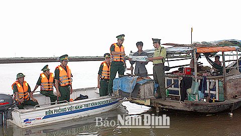 Cán bộ Đồn Biên phòng Cửa khẩu Cảng Hải Thịnh tuyên truyền pháp luật về biển, đảo cho ngư dân.