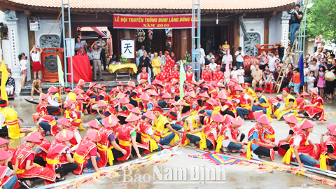 Biểu diễn kéo chữ trong Lễ hội đình làng Đồng Côi, Thị trấn Nam Giang (Nam Trực) năm 2016.