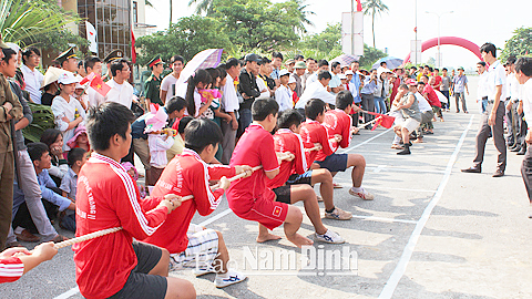 Thi đấu môn kéo co trong Đại hội TDTT huyện Mỹ Lộc.