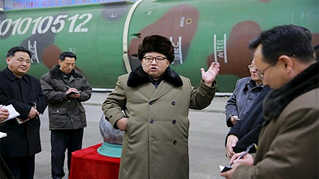  Ông Kim Jong-un gặp gỡ các nhà khoa học hạt nhân Triều Tiên. Ảnh: KCNA