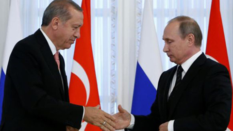 Tổng thống Nga Vladimir Putin bắt tay người đồng cấp Thổ Nhĩ Kỳ Recep Tayyip Erdogan trong cuộc gặp tại St Petersburg (Nga) vào ngày 9/8. Ảnh: Reuters