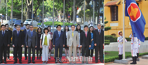 Sáng 8-8-2016, tại Trụ sở Bộ Ngoại giao (Hà Nội), nhân dịp kỷ niệm 21 năm Ngày Việt Nam gia nhập ASEAN (28-7-1995 - 28-7-2016) và 49 năm Ngày thành lập ASEAN (8-8-1967 - 8-8-2016), Bộ Ngoại giao tổ chức Lễ Thượng cờ ASEAN. Ảnh: Nguyễn Khang - TTXVN