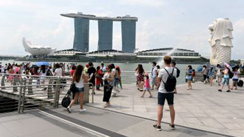 Khách du lịch tham quan Vịnh Marina ở Singapore ngày 11/8. Ảnh: AFP/TTXVN