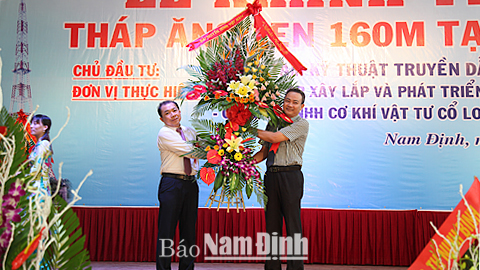 Đồng chí Trần Dũng Trình, nguyên Phó Tổng Giám đốc Đài Truyền hình Việt Nam chúc mừng Đài PT-TH tỉnh tại Lễ Khánh thành cột phát sóng cao 160m. Ảnh: Đài PT-TH tỉnh