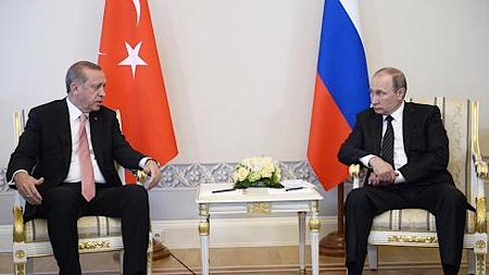  Tổng thống Nga Vladimir Putin (phải) và Tổng thống Thổ Nhĩ Kỳ Tayyip Erdogan (trái) trong cuộc gặp tại Moskva ngày 9-8. Ảnh: TTXVN.