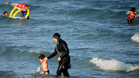 Bộ đồ Burkini tắm biển của người đạo Hồi.