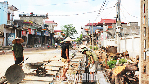 Thi công tỉnh lộ 488B, đoạn qua địa phận huyện Nam Trực.